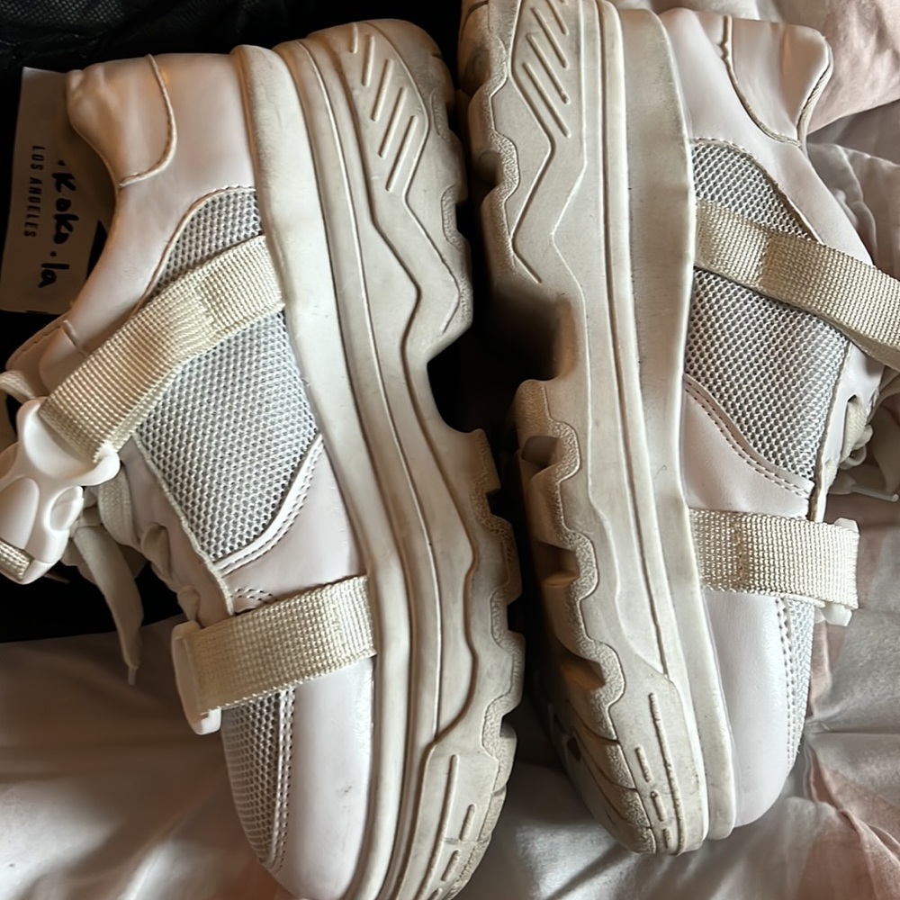 Platform tennis shoes